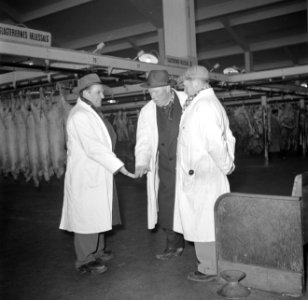Handjeklap door handelaren bij de slachtlijn van de vleeshallen in het deel waar, Bestanddeelnr 252-9064