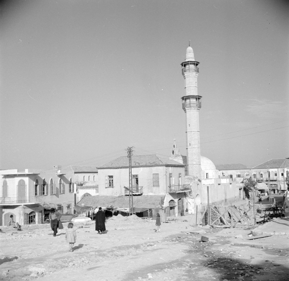 Haifa. De Mahmoedijamoskee met minaret met omringende bebouwing. De weg langs de, Bestanddeelnr 255-0075