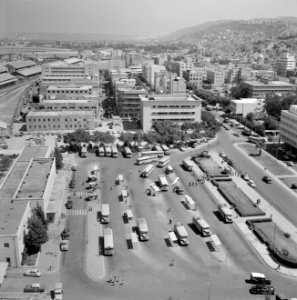 Haifa Gezicht over de stad met op de voorgrond het autobusstation, Bestanddeelnr 255-2064