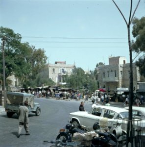 Haifa Marktkramen in een brede straat met voorname huizen Rechts geparkeerde m, Bestanddeelnr 255-9327 photo