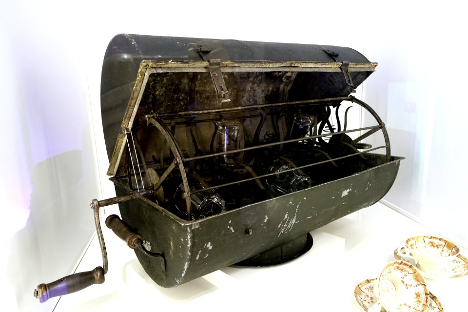 Hand-powered dishwasher, invented byCarl Hultenberg, 1860 AD, TM22757 - Tekniska museet - Stockholm, Sweden - DSC01609