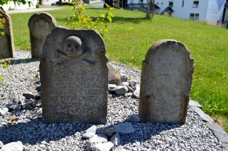 Hachenburg, Kirchhof St. Bartholomäus, Grabsteine (5)