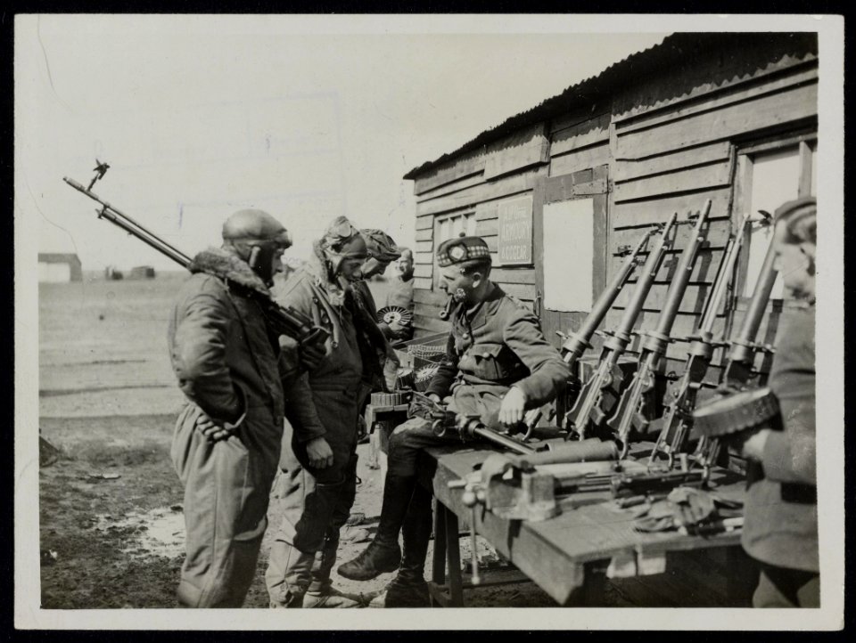 Handling out guns to observers on Battle plane, Bestanddeelnr 158-0840