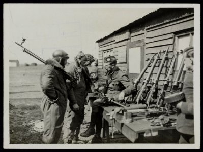 Handling out guns to observers on Battle plane, Bestanddeelnr 158-0840