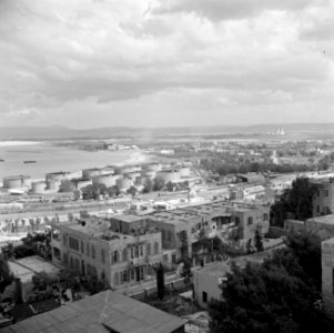 Haifa. Stad en de haven met een spoorwegemplacement en olieinstallaties en met o, Bestanddeelnr 255-0223