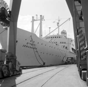 Haifa, haven. De ss Jerusalem aan de kade gezien door de benen van een hijskra, Bestanddeelnr 255-2136