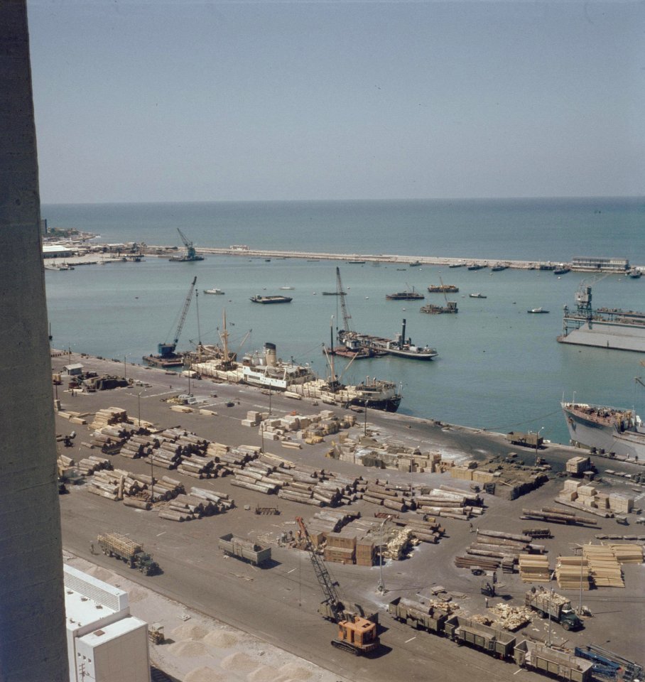 Haifa Gezicht op de havenkade met afgemeerde schepen met hout Op de kade zijn , Bestanddeelnr 255-9366