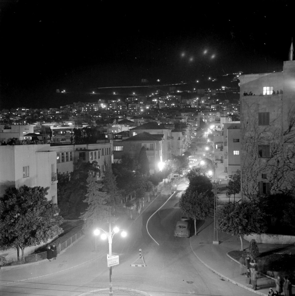 Haifa Straat met aan weerszijden bomen met verkeer bij avond nachtopname, Bestanddeelnr 255-0284