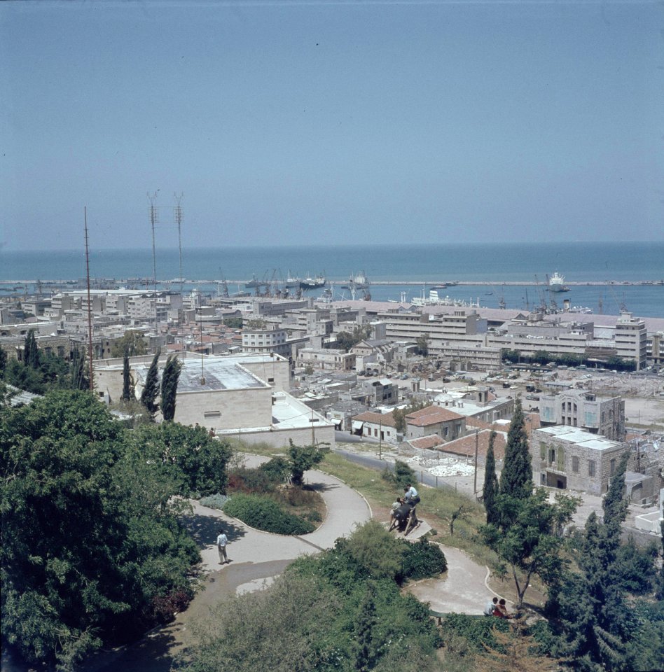 Haifa Gezicht over stad en haven De oorlogsschade als gevolg van de Onafhankel, Bestanddeelnr 255-9365