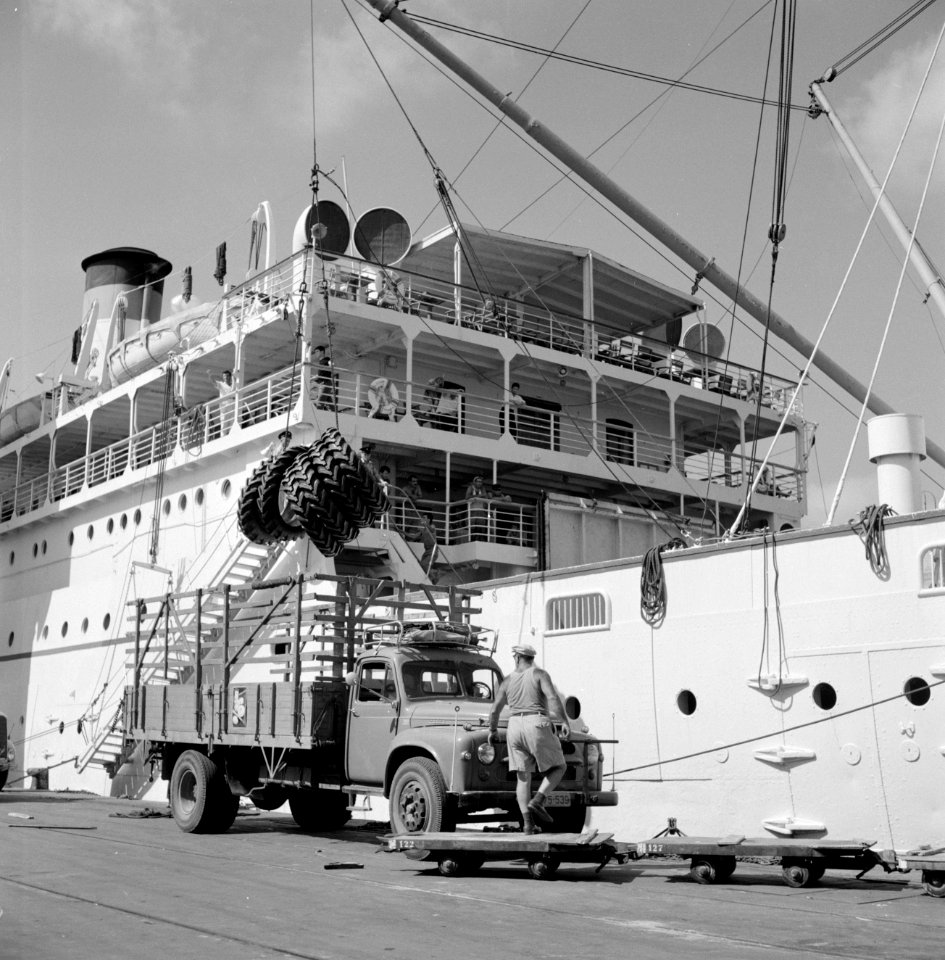 Haifa, haven. Autobanden worden aan van boord gehesen, Bestanddeelnr 255-2147
