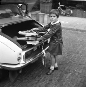 Handig kinder-vouwfietsje past gemakkelijk in de kofferruime van een Citroën DS, Bestanddeelnr 919-6052