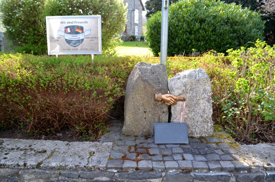 Hahn am See, Place du Verger, Gedenkstein