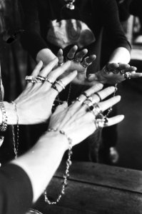 Handen met ringen voor een spiegel, Bestanddeelnr 924-3829
