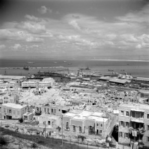 Haifa. Stad en de haven in het midden zijn de verwoestingen zichtbaar die het g, Bestanddeelnr 255-0222