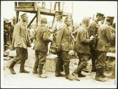 Handing out rations to the German prisoners taken in the new push, Bestanddeelnr 158-2799