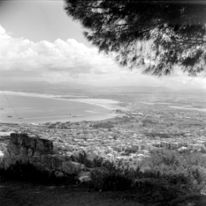 Haifa. Stad en de baai gezien vanaf de Karmelberg aan de kust olieopslagtanks, , Bestanddeelnr 255-0244