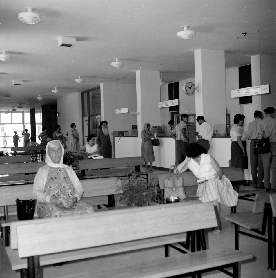 Hadassah universitair medisch centrum Ontvangsthal met banken en de informatieb, Bestanddeelnr 255-4928
