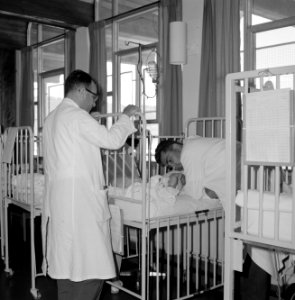 Hadassah universitair medisch centrum. Afdeling voor kindergeneeskunde met twee , Bestanddeelnr 255-4929