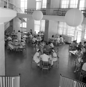 Hadassah universitair medisch centrum Een blik in de kantine vanaf een gaanderi, Bestanddeelnr 255-4927 photo