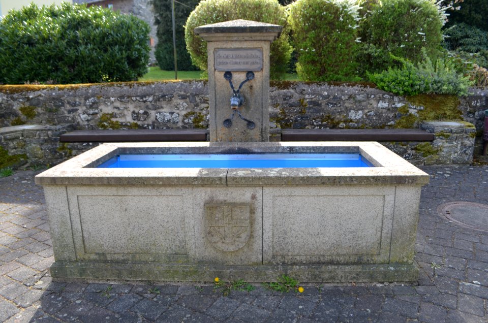 Hahn am See, Place du Verger, Brunnen