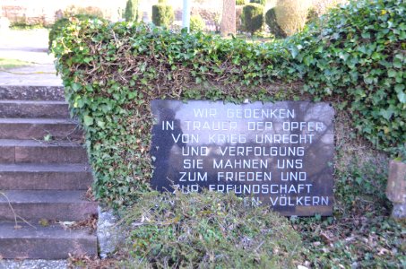 Hahnstätten, Friedhof, Gefallenendenkmal, links