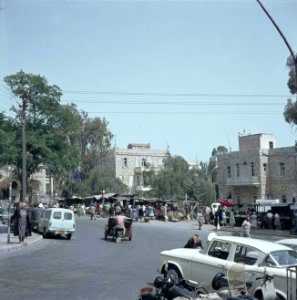 Haifa Marktkramen in een brede straat met voorname huizen Rechts geparkeerde m, Bestanddeelnr 255-9328 photo