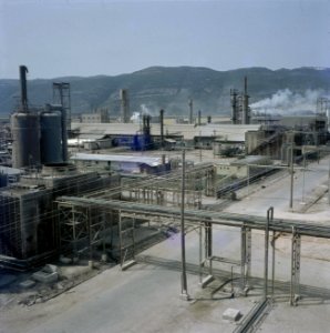 Haifa Gezicht op het terrein van een kunstmestfabriek met installaties, Bestanddeelnr 255-9322