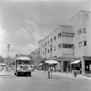 Haifa Verkeersagent onder een parasol op een kruispunt in de binnenstad, Bestanddeelnr 255-0250