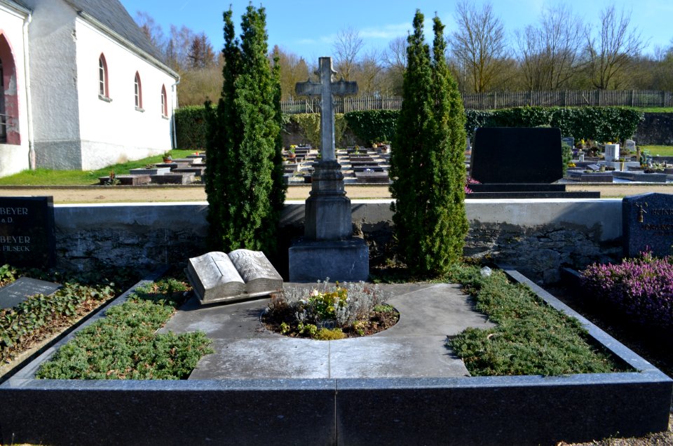 Hahnstätten, Friedhof, Grab