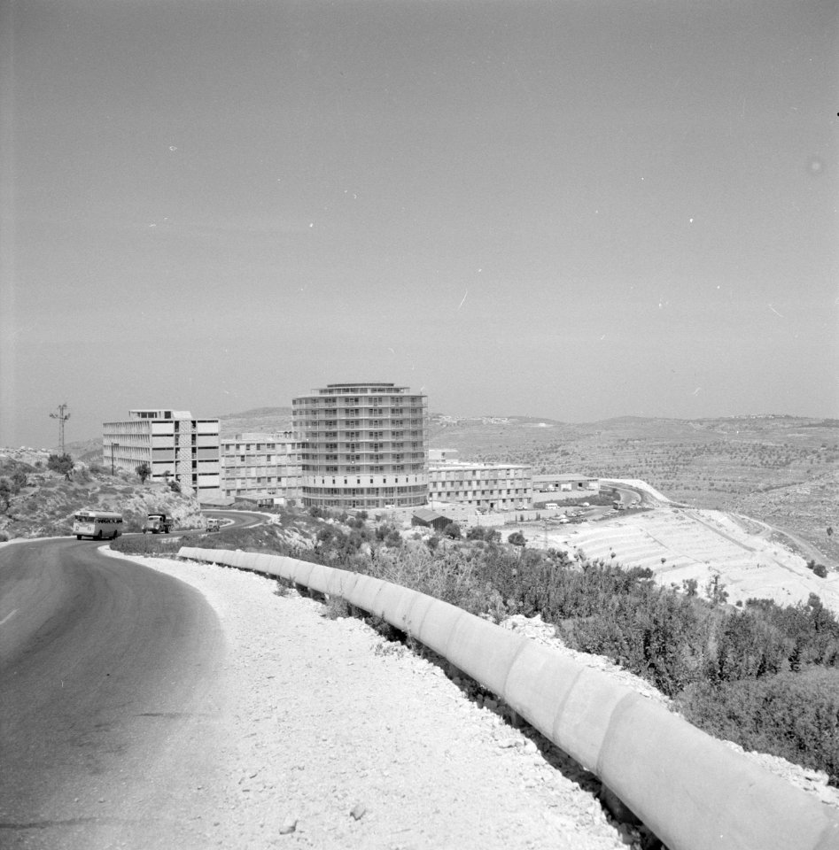 Hadassah universitair medisch centrum gezien vanaf de weg, Bestanddeelnr 255-4921