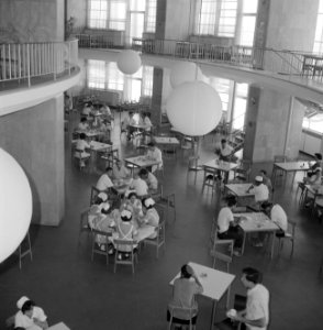 Hadassah universitair medisch centrum Een blik in de kantine vanaf een gaanderi, Bestanddeelnr 255-4925