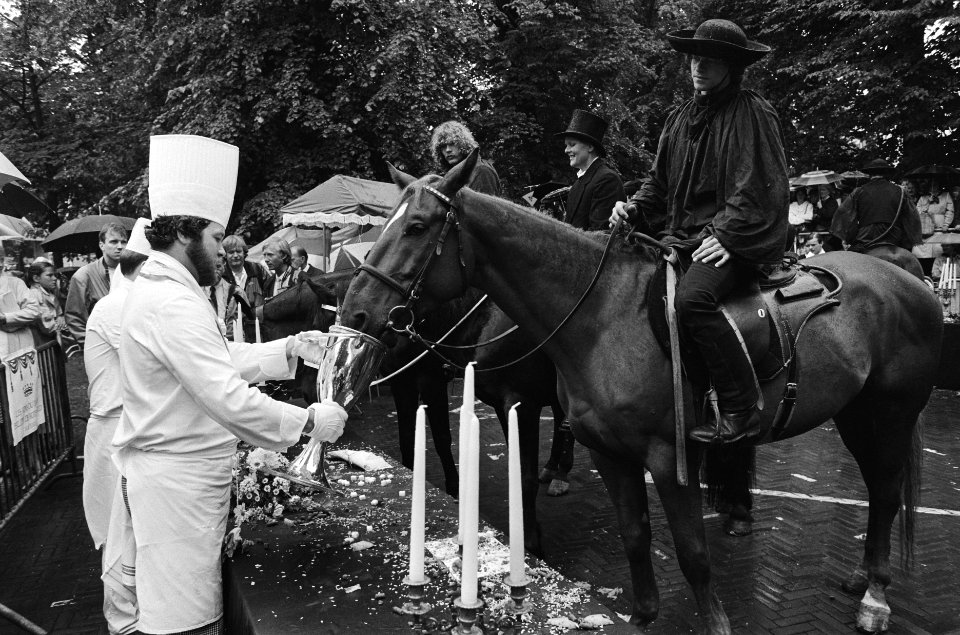 Haagsche Paardendagen dejeuner voor de paarden bij Hotel des Indes, Bestanddeelnr 933-3598
