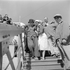 Haifa. Ontschepen van bejaarde emigranten (oliem) van het transportschip Bulgari, Bestanddeelnr 255-1140