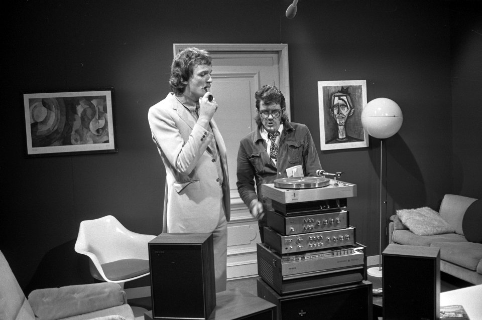 Hadimassa Wim de Bie (links) en Kees van Kooten met een geluidsinstallatie, Bestanddeelnr 925-3583