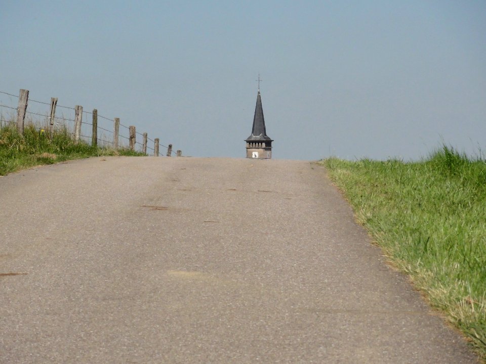 Hablainville (M-et-M) approche d' Hablainville, flêche de l'église