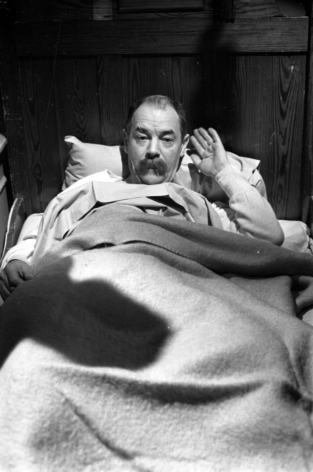 Hadimassa Ton van Duinhoven in bed, Bestanddeelnr 925-3581