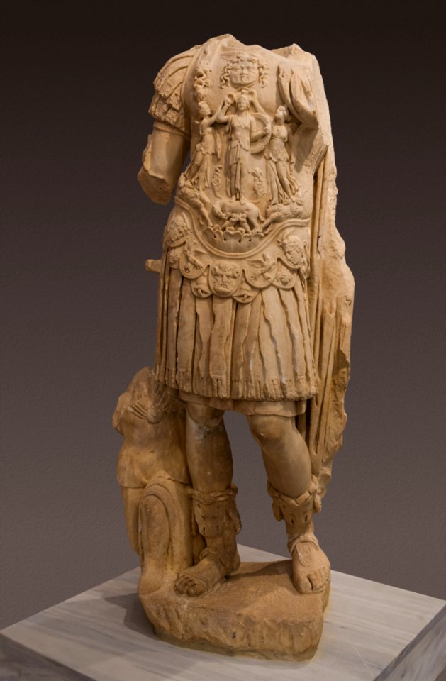Hadrien acéphale statue archmus Heraklion