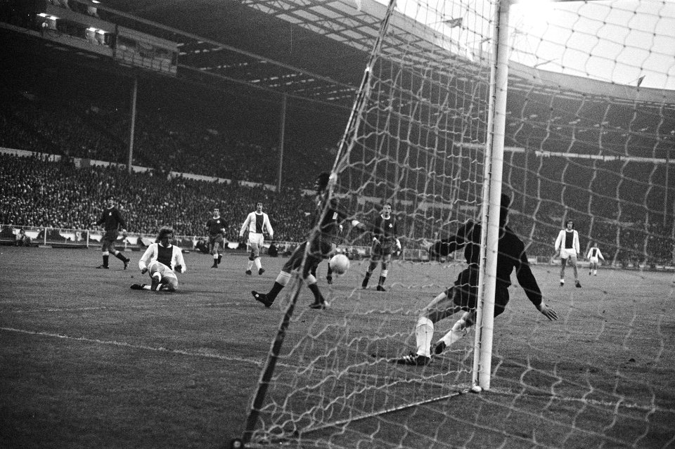 Haan scoort 2-0 (l half liggend) na een steekpass van Cruijff (derde van l), Bestanddeelnr 924-6076