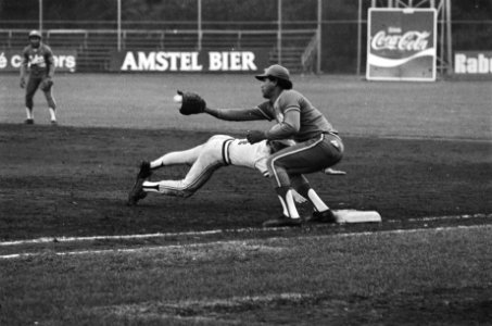 Haarlemse honkbalweek, Cuba tegen Nederland Arnold Smit maakt head-first slidin, Bestanddeelnr 929-8657