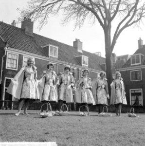 Haarlemse bloemenmeisjes in nieuw pakje, hun nieuwe Boussac katoenen jurkjes, Bestanddeelnr 914-9425