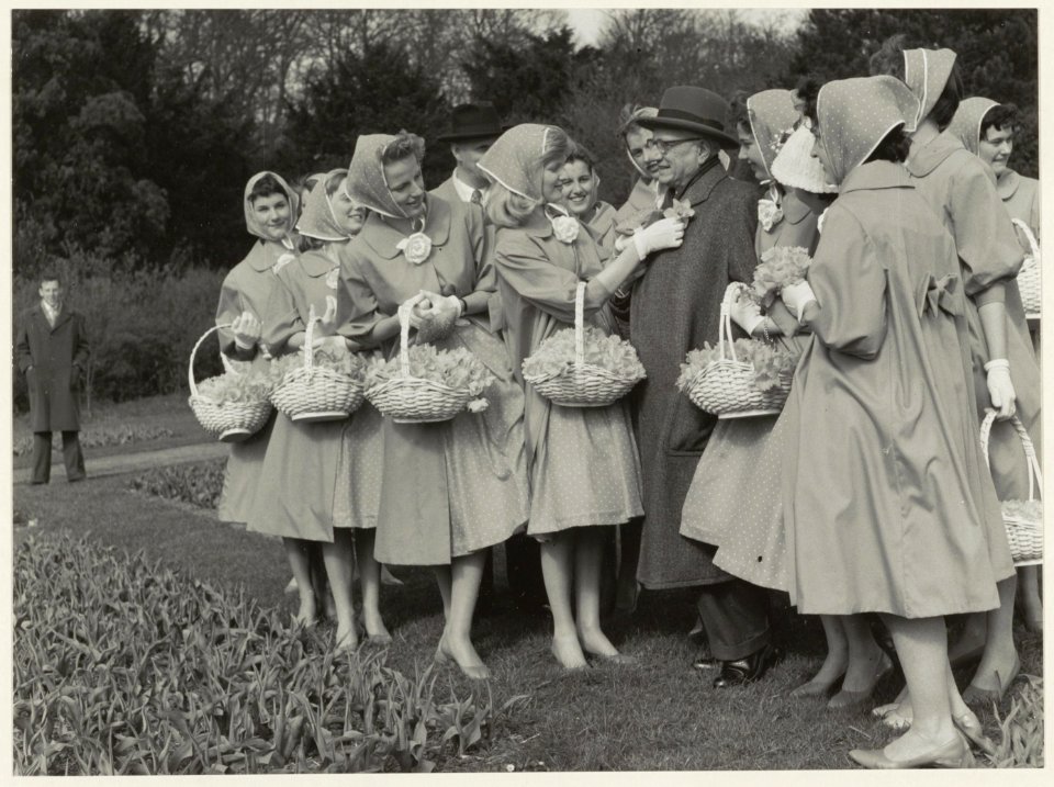 Haarlemse Bloemenmeisjes op bezoek in de Linnaeushof. NL-HlmNHA 54011166