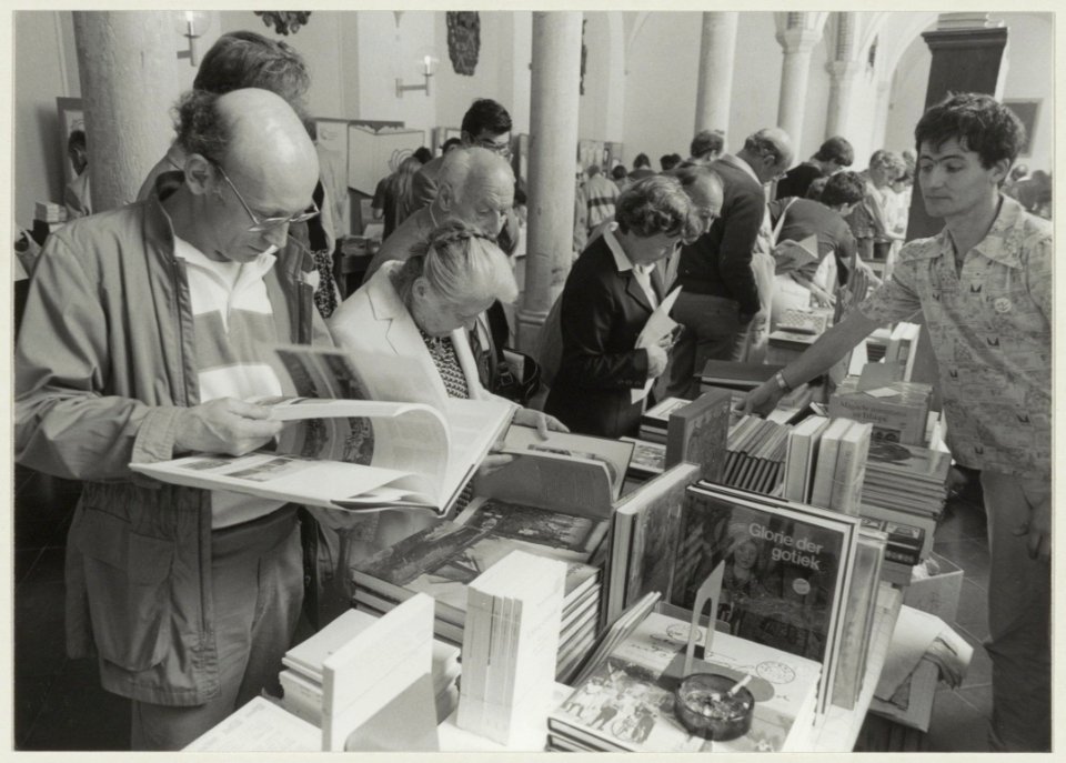Haarlemse boekenmarkt in de kloostergangen van het stadhuis. NL-HlmNHA 54013851