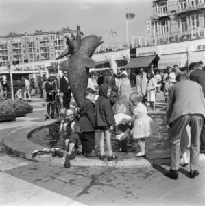 Haagse provos houden protestmeeting bij Flipper-beeldje Scheveningse promenade, Bestanddeelnr 919-2053