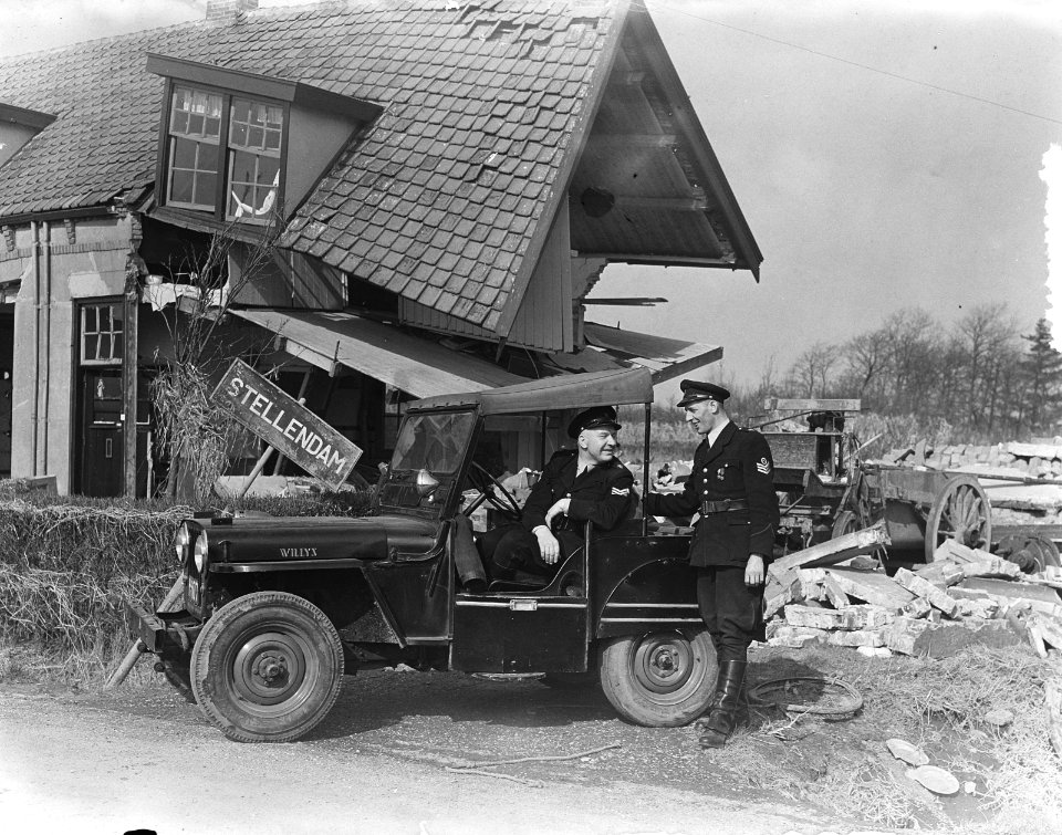 Haagse politie in een Willys Jeep, aan het werk op Goeree Overflakkee., Bestanddeelnr 905-6289