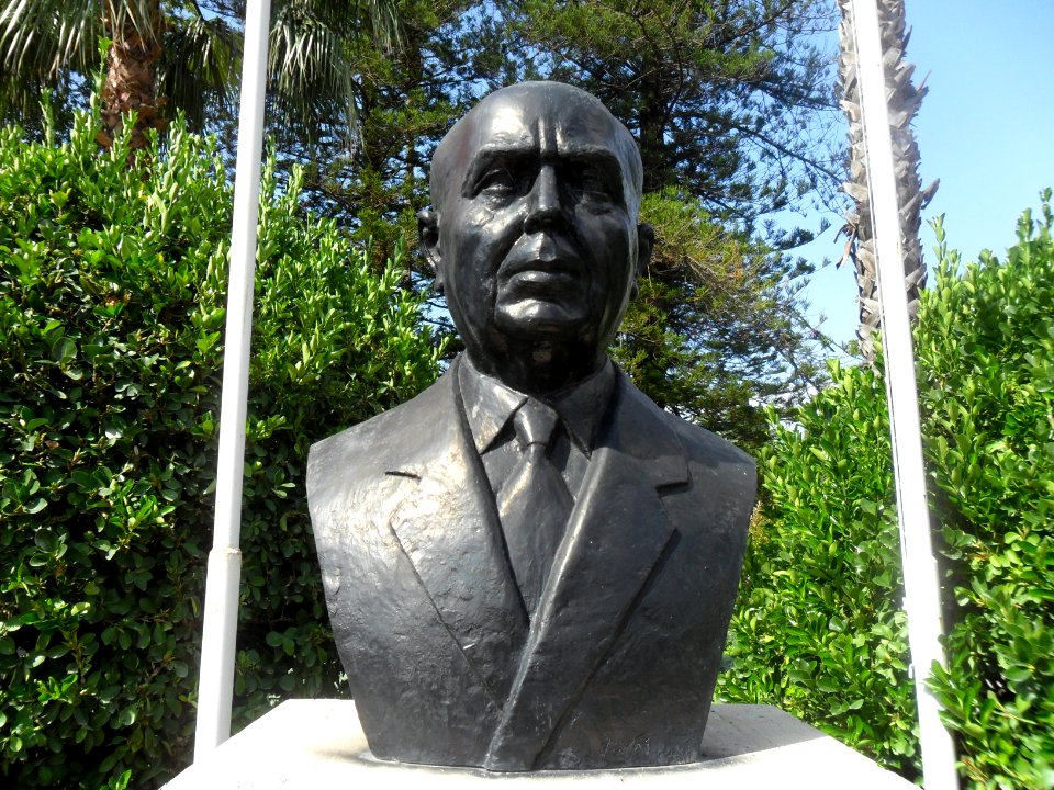 Haşim İşcan büstü