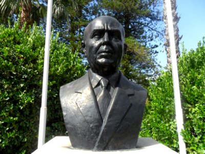 Haşim İşcan büstü