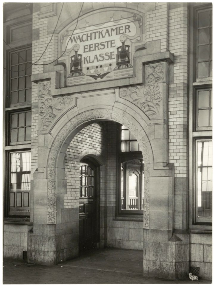 Haarlem, stationsgebouw (Stationsplein). Wachtkamer eerste klas. NL-HlmNHA 54004551