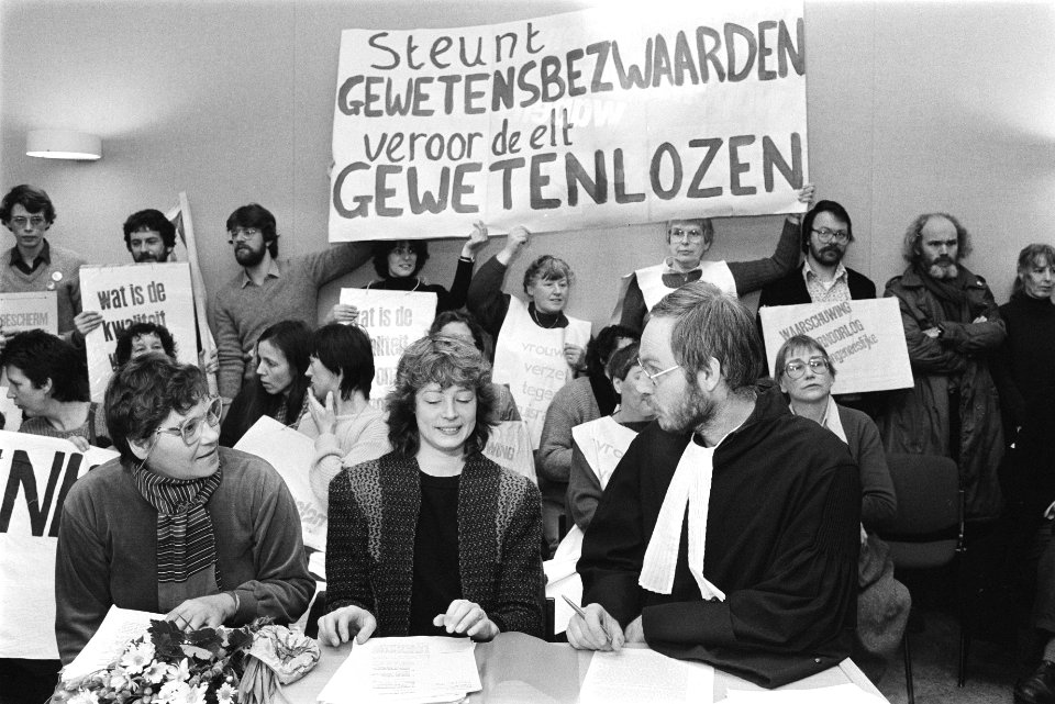 Haarlem, kort geding twee vrouwen tegen gem. Haarlemmermeer ( tegen kernbewapeni, Bestanddeelnr 932-8302