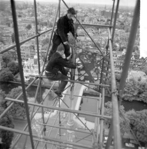 Haantje van de toren van het Rijksmusuem wordt gerepareerd Arbeiders maken haant, Bestanddeelnr 912-5090