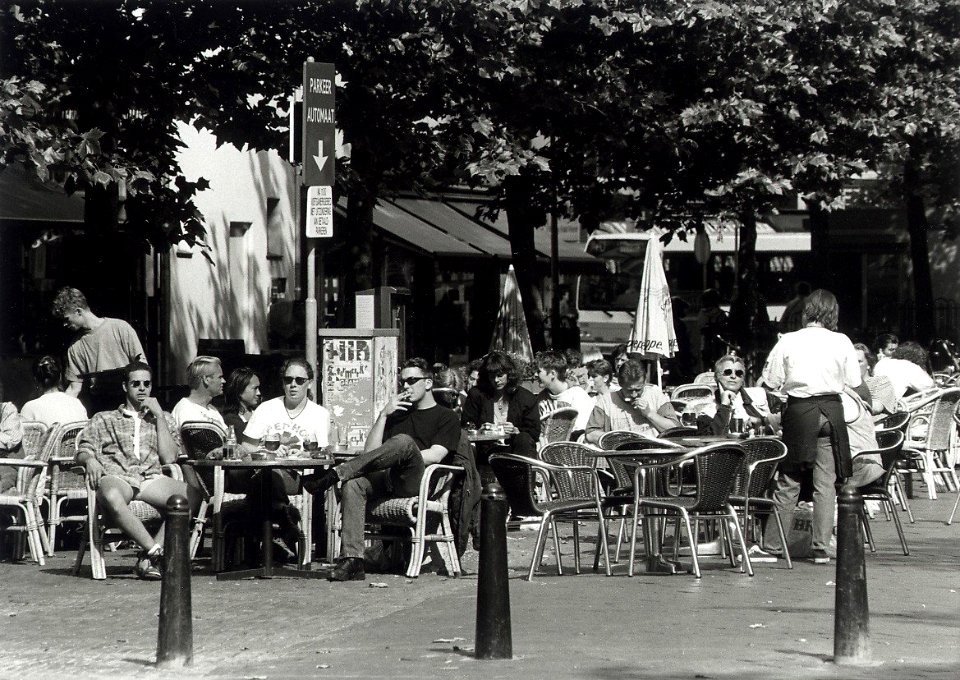 Haarlem behoort bij de tien Nederlandse steden waar de meeste cafés zijn gevestigd. Op de foto terrassen op de Botermarkt. Aangekocht in 1997 van United Photos de Boer bv. - Negatiefnummer 4, NL-HlmNHA 54036512